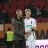 Eintracht-Trainer Adi Hütter und Martin Hinteregger verabschiedeten sich im November freundschaftlich. Jetzt hat der FCA den Innenverteidiger nach Frankfurt ausgeliehen.