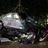 Bei einem schweren Unfall am Freitagabend nahe Gabelbach starben zwei Männer aus Freihalden. Mit einem Kran musste das völlig zerstörte Auto geborgen werden.