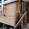 Einige Interessentinnen und Interessenten halten Tiny Houses für eine günstige Alternative. Doch wer darin dauerhaft wohnen will, kann sein Minihaus nicht einfach überall hinstellen.