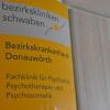 Ein Vorfall im Bezirkskrankenhaus Donauwörth beschäftigt nun das Landgericht Augsburg. Zwei Polizisten sind angeklagt.