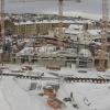 Ein Blick vom Gerüstturm an der B10 auf die Baustelle im nördlichen Dichterviertel. Hier entstehen 74 Wohnungen und ein Vier-Sterne-Hotel. Im Hintergrund sind der Eselsberg und die Ludwig-Erhard-Brücke zu erkennen. 