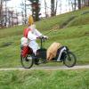 Der Nikolaus war in Ursberg mit dem E-Bike unterwegs.