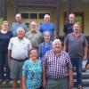 Traditionell stellt sich die Hilfsmannschaft um Anton Böck, 2. Reihe, Zweiter von rechts, und Karl Miller sen., vorne Mitte, im Klosterhof gemeinsam mit Schwester Maria, 2. Reihe, und Pater Patrick, vorne rechts, der die Landwirtschaft nebenher zum Schulunterricht betreibt, zum Abschiedsfoto.