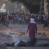 Demonstranten auf einer Straße in Dakar. Die gewalttätigen Proteste waren ausgebrochen, nachdem am Donnerstag der führende Oppositionspolitiker und Präsidentschaftskandidat Sonko wegen Missbrauchs zu zwei Jahren Haft verurteilt wurde.