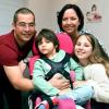 Michael und Katharina Breunig mit ihrer schwerstbehinderten Tochter Hanna, die an dem seltenen Aicardi-Syndrom erkrankt ist. Zusammen mit der 11-jährigen Lea kümmern sich die Eltern liebevoll um die 7-Jährige.