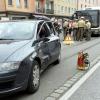 Beim Zusammenstoß zwischen einem Linienbus und einem Auto sind am Dienstag in Augsburg mehrere Menschen verletzt worden.