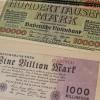 Ingolstädter Geldscheine gab es auch einmal als Notgeld während der Inflation. Daneben findet sich ein Schein mit der Stolzen Summe von einer Billion Mark. 