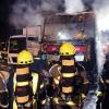 Komplett ausgebrannt ist ein Lastwagen am Sonntagabend auf dem Deffinger Autohof.