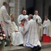 Der Weihbischof überreichte den neu geweihten Diakonen das Evangeliar. Im Bild Michael Gastl.