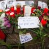 Ein letzter Gruß mit einer durchgeweichte Mentholzigarette, sowie Kerzen, Blumen und Fotos zum Gedenken an Altkanzler Helmut Schmidt liegen vor dem Rathaus in Hamburg.