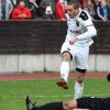 Daniel Scherer erzielte beim 2:1-Sieg des TSV Neusäß im Nachbarschaftsderby gegen den SV Cosmos Aystetten beide Treffer. Hier kommt Michael Felder zu spät. 