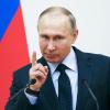 Putin gegen die westliche Welt: Der russische Präsident schert sich nicht um Kritik aus dem Ausland. Das dürfte ihm bei den anstehenden Wahlen zugute kommen.