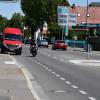 Parken auf dem Geh- und Radweg, wie es der Fahrer dieses roten Transporters in der Donauwörther Straße in Dillingen praktiziert, ist zur unschönen Gewohnheit geworden. Das ist nach verschärfter Straßenverkehrsordnung teurer geworden: 50 Euro fallen dafür an. Und auch dem Radfahrer links im Bild würde eine Strafe drohen, weil der den Fußweg nutzt. 	