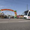 Ein Vorgeschmack auf die abendliche Situation an besucherstarken Tagen: Die Langenmantelstraße wird von 18 Uhr bis Mitternacht für Autos gesperrt. Die Tram kommt durch.   