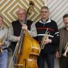 Sie haben schon das erste Osterkonzert anno 1965 aktiv mitgestaltet und sie werden auch beim 50. Osterkonzert der Illertisser Stadtkapelle am 20. April mit auf der Bühne musizieren: (von links) Gerald Kolitsch mit dem Saxofon, Rudi Böhm mit seinem Kontrabass und früher am Dirigentenpult, Heribert Wiest und Ernst Strang mit ihren Trompeten oder dem Flügelhorn. Im Probenraum der Stadtkapelle wurden Erinnerungen an fünf Jahrzehnte Blasmusik ausgetauscht. 