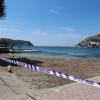 Mit einem Absperrband der Polizei ist der Zugang zu einer Badestelle auf Mallorca im Frühjahr 2020 wegen der Corona-Pandemie abgesperrt.