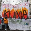In Augsburg demonstrieren Schüler wieder für mehr Klimaschutz. 	