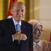 Recep Tayyip Erdogan, Präsident der Türkei und Präsidentschaftskandidat der Volksallianz, und seine Frau Emine lassen sich von Anhängern im Präsidentenpalast in Ankara feiern. 