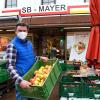 Christian Mayer, Inhaber des seit 1927 bestehenden Krumbacher Lebensmittelgeschäfts SB Mayer, bietet seit ein knapp zwei Monaten begleitetes Einkaufen für Senioren an. 	