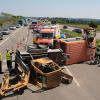 Unfall auf der A8 zwischen Günzburg und Leipheim: Ein Kleintransporter-Gespann mit einem Minibagger auf dem Anhänger ist auf der Autobahn umgestürzt.