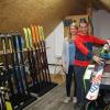 Jana und Jürgen Streitel haben über ihrer Garage in Gennach eine Skiservice-Hütte eingerichtet.