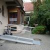Eine ambulant betreute Wohngemeinschaft soll in Inchenhofen entstehen. Unser Symbolbild zeigt den Eingang der Senioren-WG Regenbogen in Aichach - zugänglich auch mit dem Rollstuhl.
