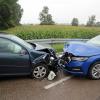 Drei Personen haben bei einem Unfall zwischen Tiefenbach und Gannertshofen am Montagabend leichte bis mittelschwere Verletzungen erlitten. 