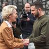 Wolodymyr Selenskyj, Präsident der Ukraine, begrüßt Ursula von der Leyen, Präsidentin der EU-Kommission. Erstmals seit der Beginn der russischen Invasion in die Ukraine reisen gleich 16 Vertreter der EU-Kommission in die Hauptstadt Kiew.