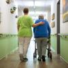 Im Pflegeheim in Gundelfingen fehlen Fachkräfte, die sich um die Seniorinnen und Senioren kümmern. Ein Pflege-Pool und ein zentrales Medikamentenmanagement sollen nun Abhilfe schaffen.