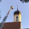 Der Kirchturm ist 42 Meter hoch und eine so lange Drehleiter besitzt keine Feuerwehr weit und breit.