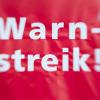 «Warnstreik!» steht auf einem Schild.