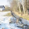 Idyllisch fließt der (momentan zugefrorene) Landgraben an den Häusern in Gerlenhofen vorbei. Bei Starkregen könnte sich das schnell ändern: Dann könnte das Gewässer große Menge Wasser in den Ort bringen – und einige angrenzende Häuser bedrohen. 