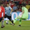 Uruguay-Star Luis Suarez (M) stürmt auf Chile-Keeper Gabriel Arias zu.