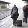 Vereinzelt versuchen Bahngäste ihr Glück an den Gleisen am Augsburger Hauptbahnhof. Doch das Chaos bleibt aus.
