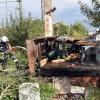 Feuerwehrleute löschen den Brand in einem früheren, unterkellerten Güterwagon auf einem Firmengelände in Söflingen. Obdachlose nutzen ihn als Nachtquartier. 	<b>Foto: Thomas Heckmann</b>
