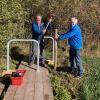 Rotarier und president elect Holger Hamann (mit Hammer) bei der Installation der Fahrradsperren um Schutz des Bacherner Moos. 