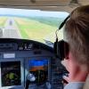 Im „Cockpit-Büro:“ Der 26-jährige Alexander Müller beim Trainings-Landeanflug auf den Flughafen Frankfurt-Hahn.