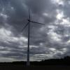 Dunkle, stürmische Wolken über einer Windanlage bei Wortelstetten. Der Bauausschuss des Wertinger Stadtrats machte seinem Ärger über das bayerische „Windkraft-Hin-und-Her“ Luft. 	