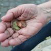 Wenn die Hände vom Leben gezeichnet sind, wird das Geld immer öfters knapp. Altersarmut ist auch im Landkreis Günzburg ein verbreitetes Problem. 