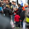 Eine Sanitäterin versorgt am Montag auf dem Hauptbahnhof in München einen kleinen Jungen.
