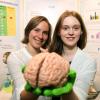 Elena Häring und Carlotta Pribbenow aus Berlin mit ihrem Modell eines menschlichen Gehirns.