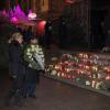 Angehörige der Opfer des Anschlags auf dem Breitscheidplatz legen Blumen an der Gedächtniskirche nieder.