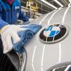 Endkontrolle im BMW-Werk in Regensburg. Die Produktion ruht dort nun für mindestens eine Woche.