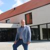 Trotz nicht ganz einfacher Rahmenbedingungen durch die Corona-Pandemie will Möttingens Bürgermeister Timo Böllmann, hier vor dem Gemeindezentrum, ohne Neuverschuldung durch das Haushaltsjahr 2021 kommen.  	
