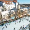 Ein beliebter Treffpunkt zur Weihnachtszeit in Ingolstadt ist die Eisarena am Paradeplatz vor der Kulisse des Alten Schlosses geworden. Sie ist jetzt bis zum 4. Januar geöffnet.