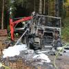 Ein Lastwagen, der als Holzhäckselmaschine genutzt wurde, brannte am Freitagmittag in einem Waldstück zwischen Sielenbach und dem Dasinger Ortsteil Laimering ab. Nach drei Stunden konnten die Feuerwehren den Brand löschen.