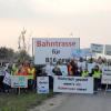 Vor dem Ende der Demo „pro Bahntrasse“ mit Aktionsmarsch hatten die zahlreichen Teilnehmer vor dem großen Banner Aufstellung genommen. 