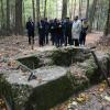 Im Herbst 2018 eröffnete ein Gedenkweg, der an das geheime Waldwerk Kuno im Scheppacher Forst erinnern soll. Dort mussten Zwangsarbeiter und jüdische Häftlinge Bauteile für Hitlers Wunderwaffe Me262 montieren. 