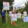 Mitglieder der Organisation „Ärzte gegen Tierversuche“ setzen sich gegen die Pläne für den Augsburger Medizincampus ein.