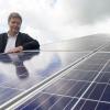 Wirtschaftsminister Robert Habeck steht zwischen Solarmodulen während seines Besuchs im Solarpark Klein Rheide.